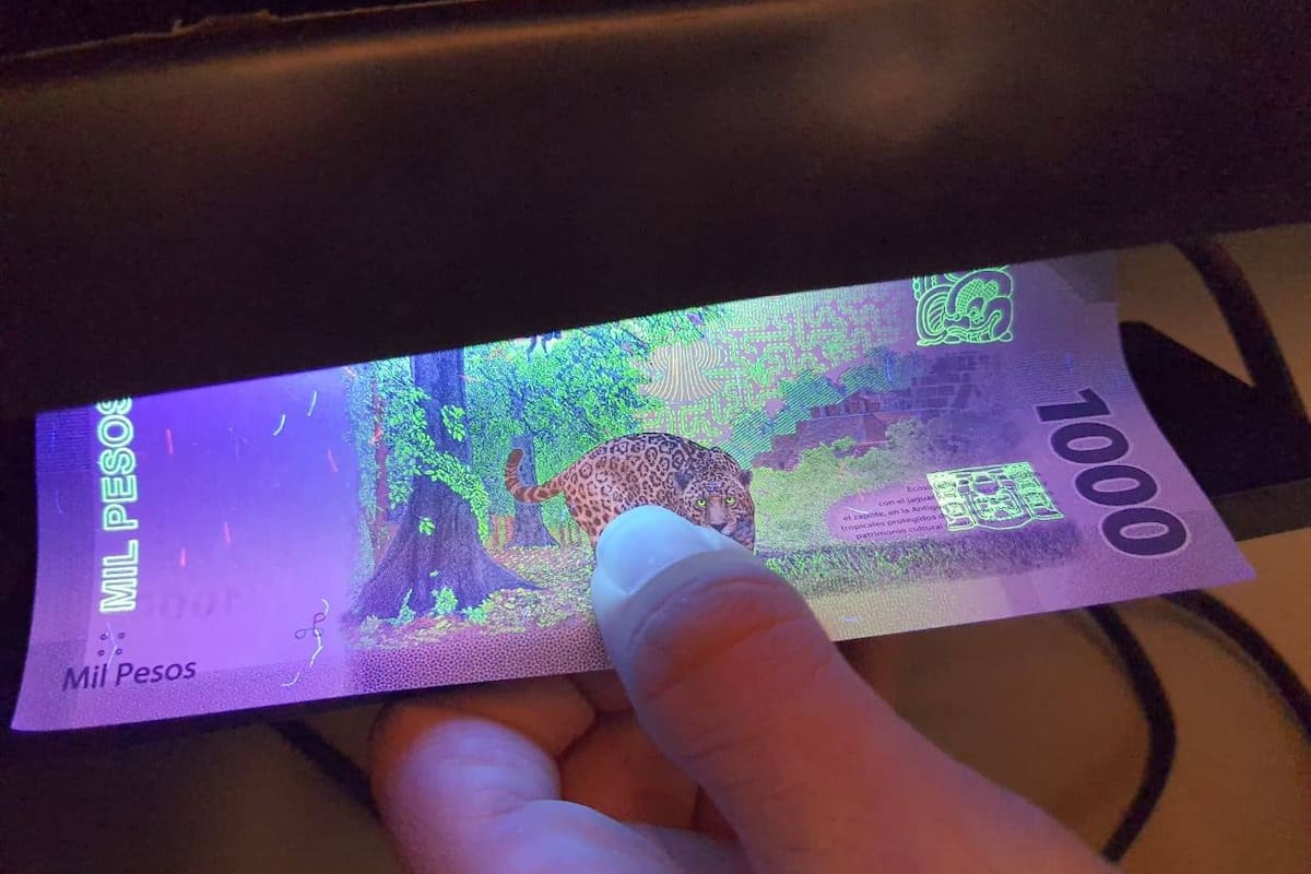 ¡Brillante! Nuevo billete de mil pesos luce bajo luz ultravioleta
