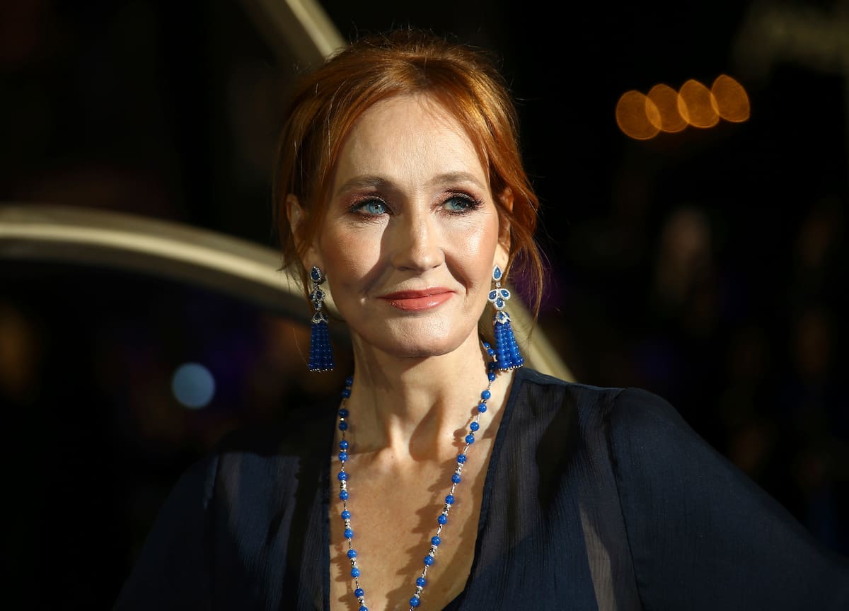 En esta foto del 13 de noviembre de 2018, la escritora J.K. Rowling posa al llegar al estreno de la película "Fantastic Beasts: The Crimes of Grindelwald" en Londres. (Foto por Joel C Ryan/Invision/AP, Archivo)