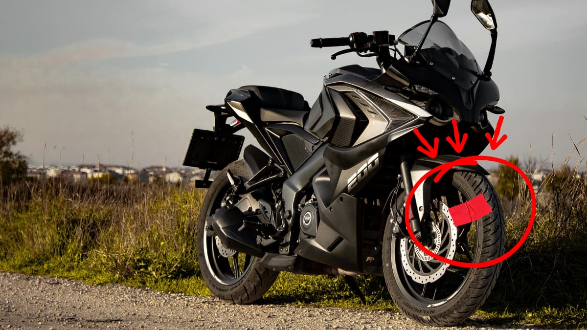 Cómo una tira de cinta adhesiva en la llanta puede funcionar como una señal para saber si alguien movió tu moto y comprobarlo de un vistazo antes de volver a utilizarla