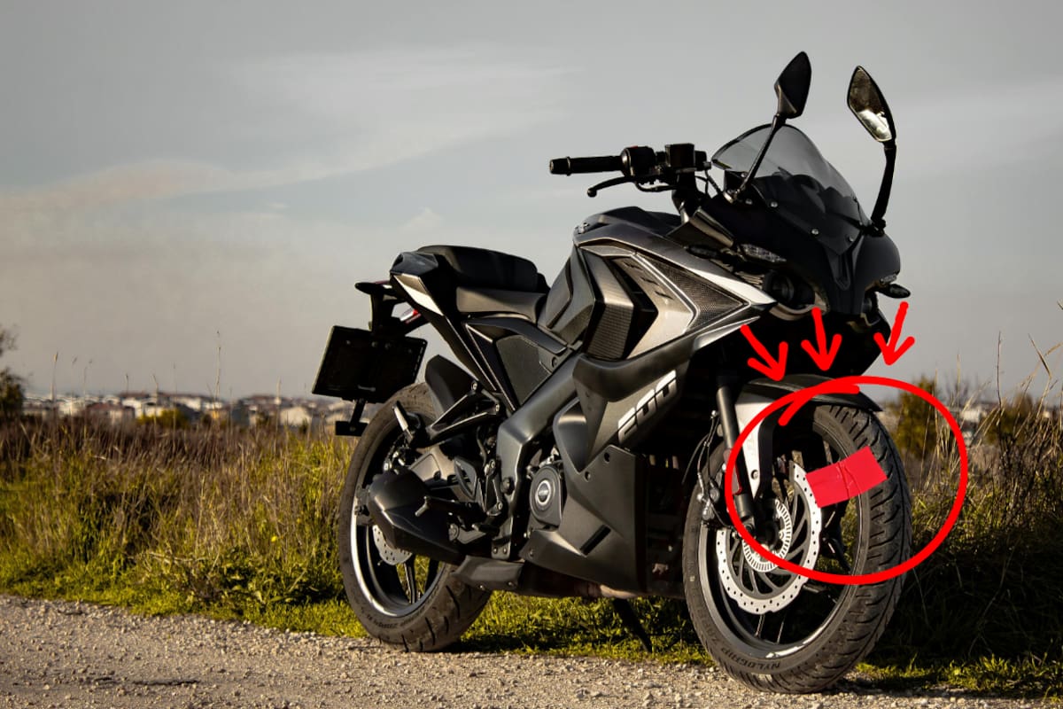 Expertos explican cómo una tira de cinta adhesiva en la llanta puede funcionar como una señal para saber si alguien movió tu moto y comprobarlo de un vistazo antes de volver a utilizarla