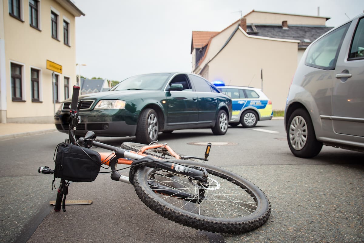 Ciclista termina hospitalizado tras choque con auto en calles de Yuma