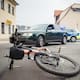 Ciclista termina hospitalizado tras choque con auto en calles de Yuma