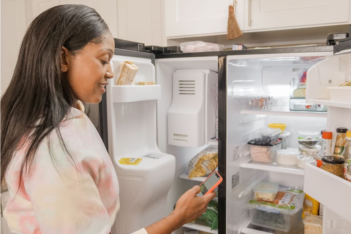 Los objetos que nunca debes poner sobre la nevera: ¿Por qué es un error peligroso?