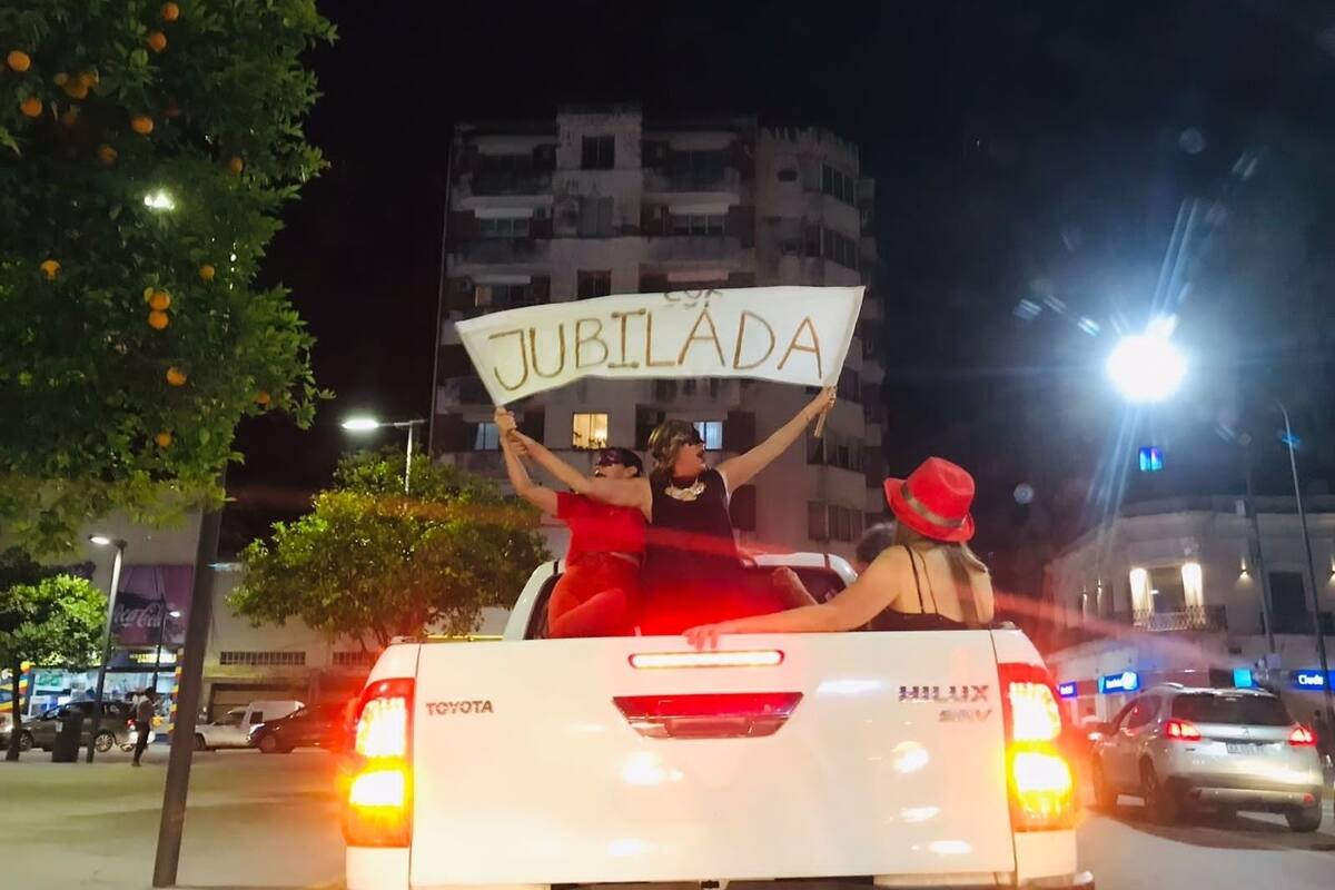 ¡Celebra con gritos y caravana!: Docente de Tucumán realiza enorme festejo tras jubilarse