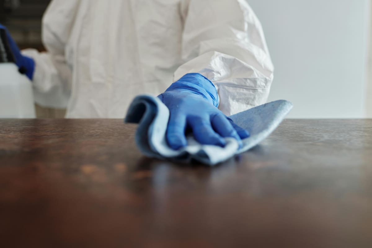 Desinfecta las superficies para evitar la proliferación de bacterias.