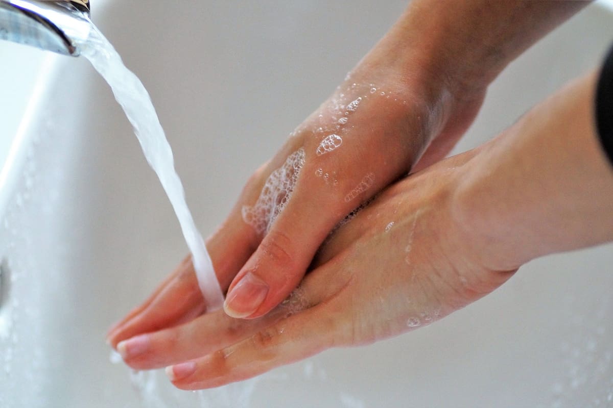 ¿Cómo lavarse las manos ante COVID-19 sin agua?: Habitantes de CDMX
