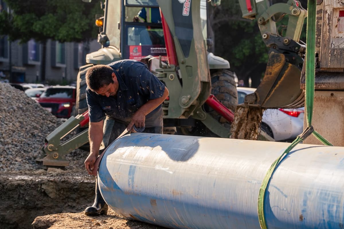 Personal de la CESPT realizó los trabajos para sustituir el tramo dañado del acueducto y restablecer el suministro de agua tras la fuga registrada en el bulevar Agua Caliente. Foto: Cortesía