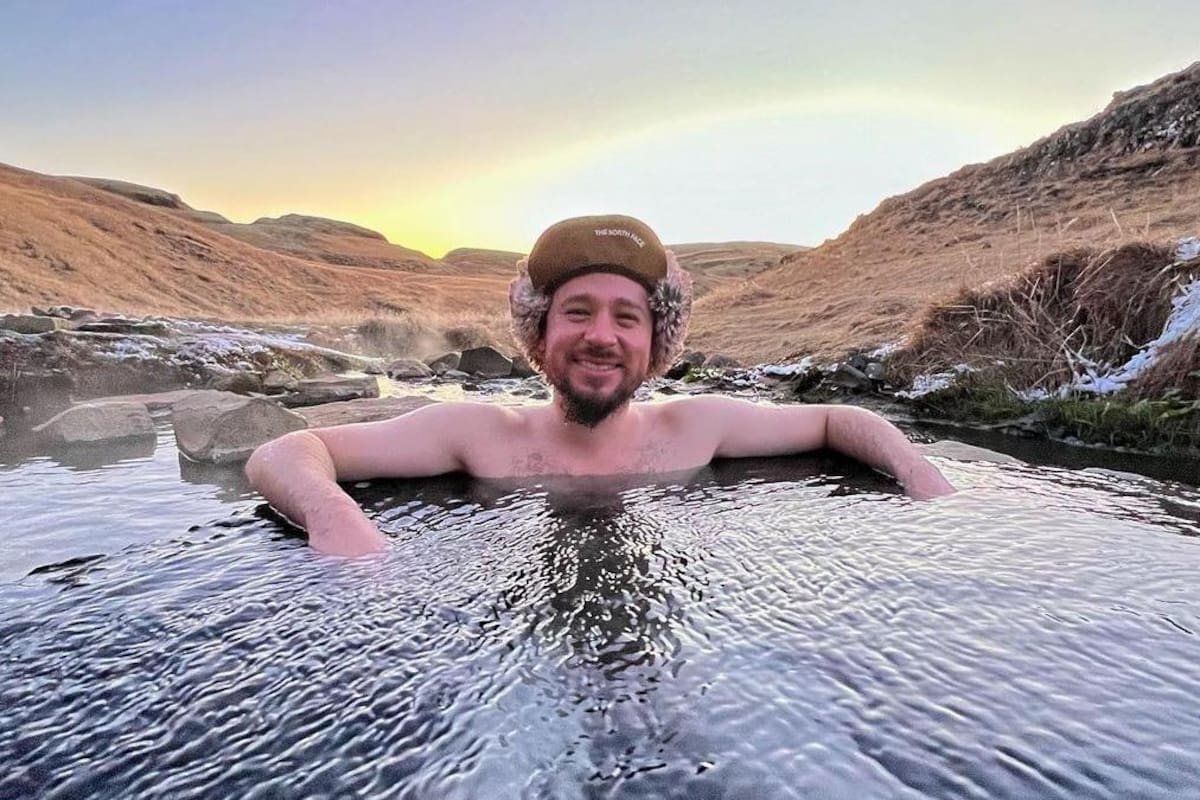 Luisito Comunica toma un baño desnudo en aguas termales