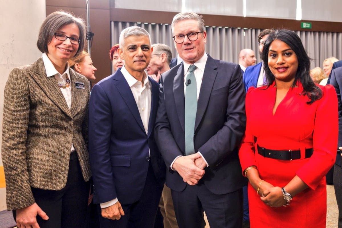 ARCHIVO. En el centro, Sadiq Khan, el alcalde de Londres y el primer ministro Keir Starmer, en una fotografía de archivo. | Crédito: X @SadiqKhan