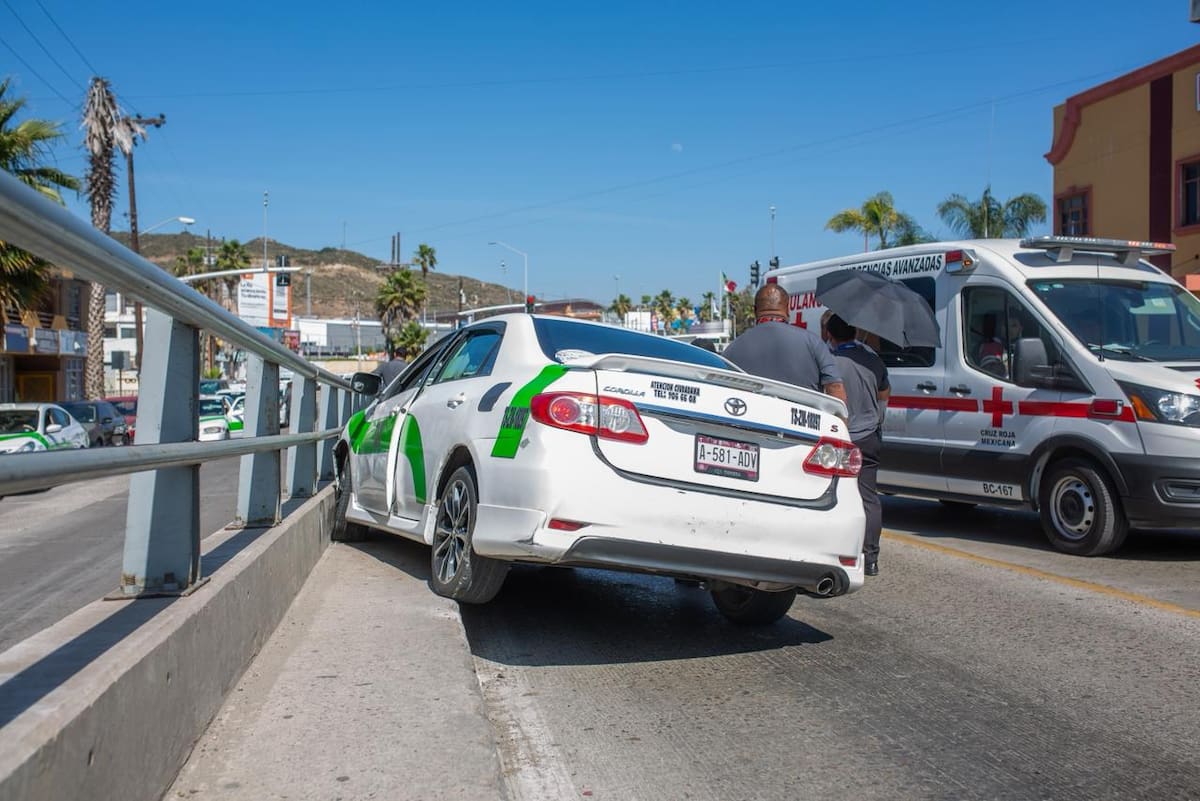 El accidente ocurrió en la salida hacia la línea internacional; el conductor resultó ileso tras impactarse contra el muro de contención. Foto: BorderZoom