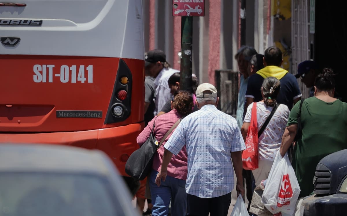 Una multitud de personas haciéndose camino para subirse a un camión urbano. Foto: Archivo GH
