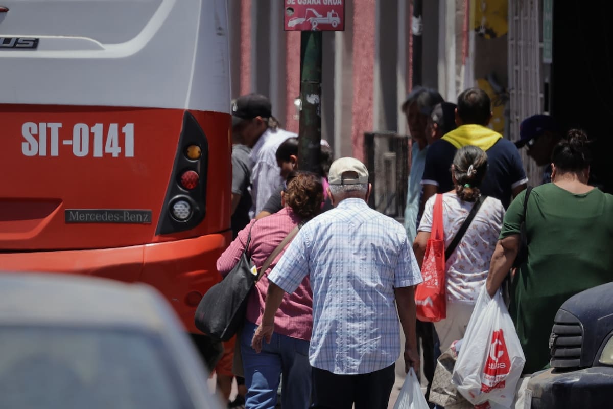 Usuarios del transporte en Hermosillo enfrentan largas esperas y problemas de cobro