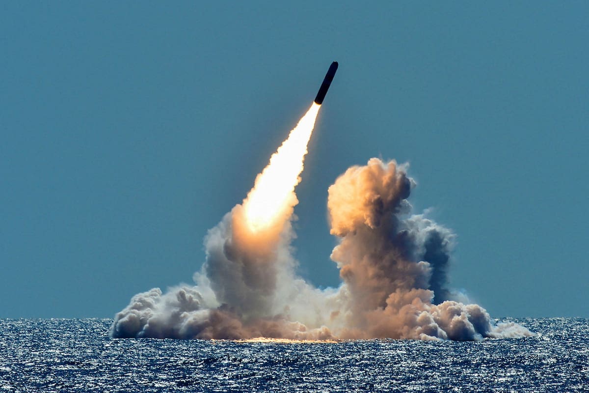 FOTO DE ARCHIVO: Un misil desarmado Trident II D5 es lanzado a modo de prueba desde el submarino de misiles balísticos USS Nebraska de la Armada estadounidense de clase Ohio frente a la costa de California, Estados Unidos 26 de marzo de 2018. U.S. Navy/Mass Communication Specialist 1st Class Ronald Gutridge/Handout via REUTERS/File Photo