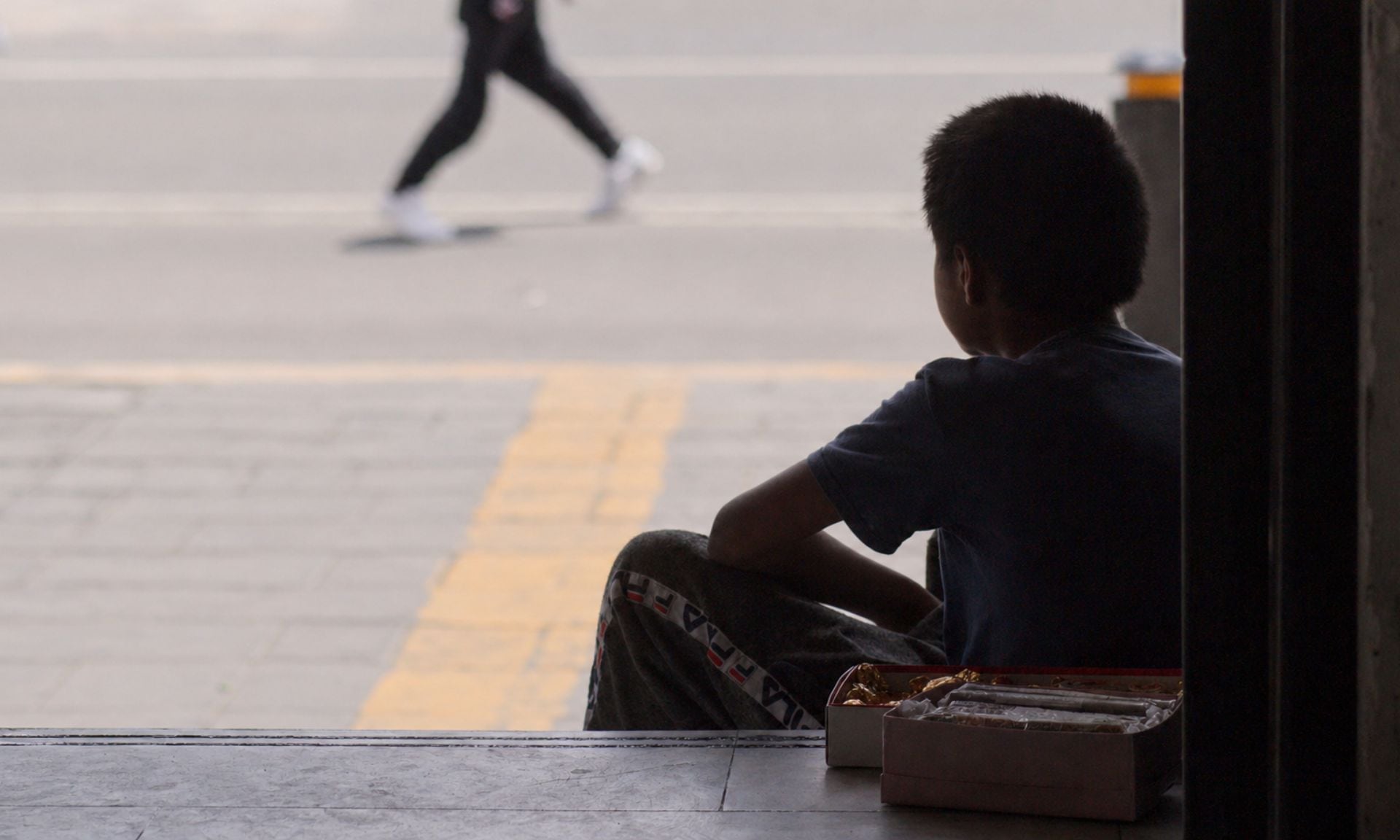 En México, la pobreza se mide por ingreso y carencias sociales.