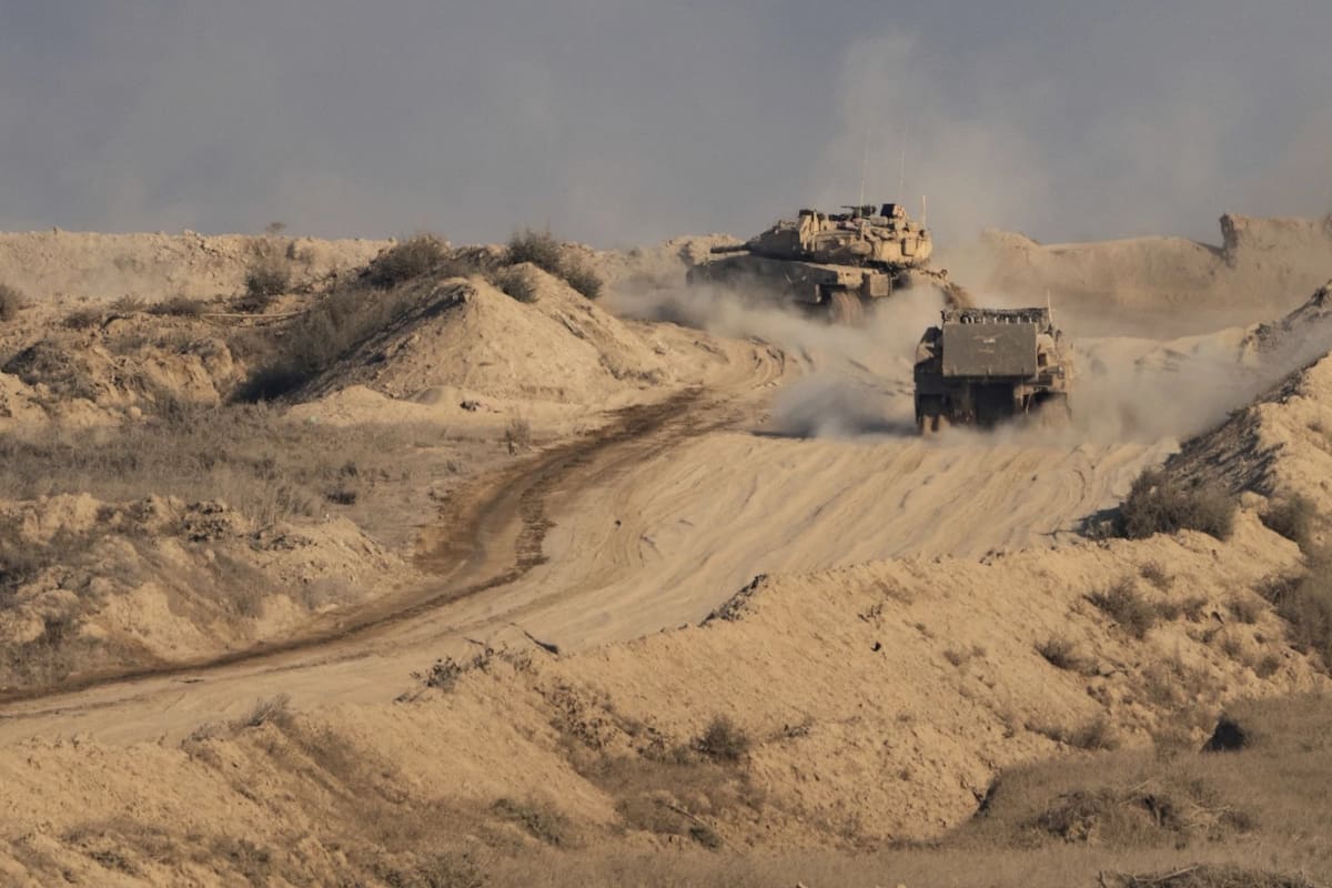 Un tanque israelí y un vehículo blindado de transporte de personal (APC) avanzan por una zona de la Franja de Gaza, vistos desde el sur de Israel, el domingo 31 de agosto de 2025. | Crédito: AP/Maya Levin