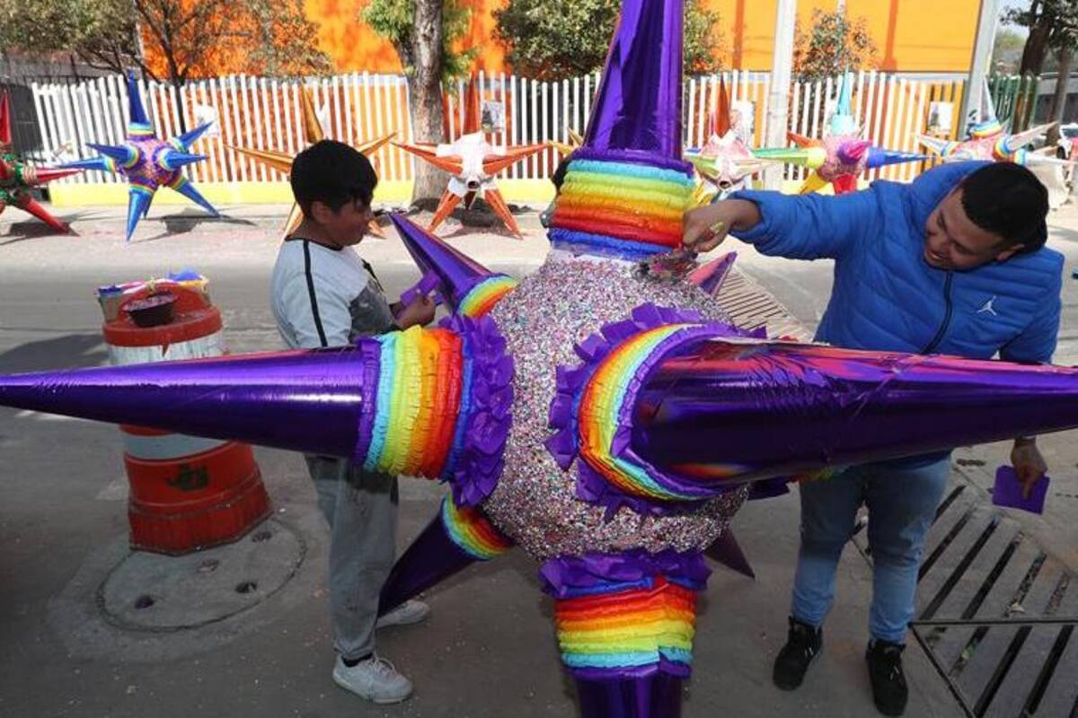 Vendedores de piñatas refuerzan una tradición mexicana