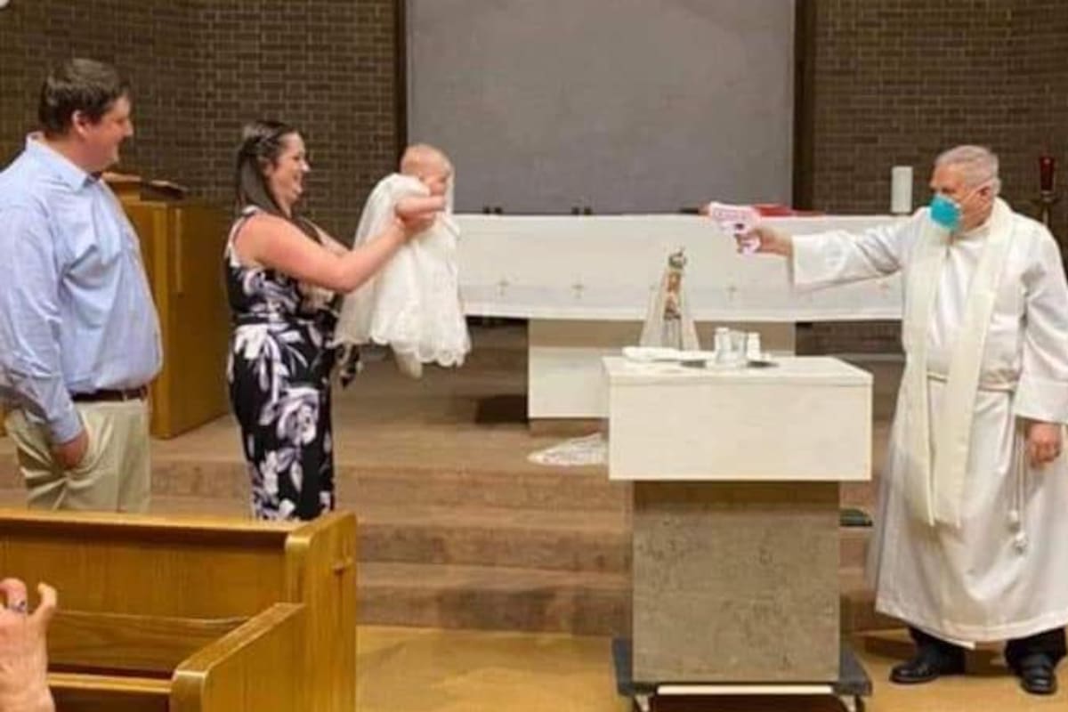 COVID-19: La curiosa foto viral donde un sacerdote usa una pistola de agua para bautizar a un niño