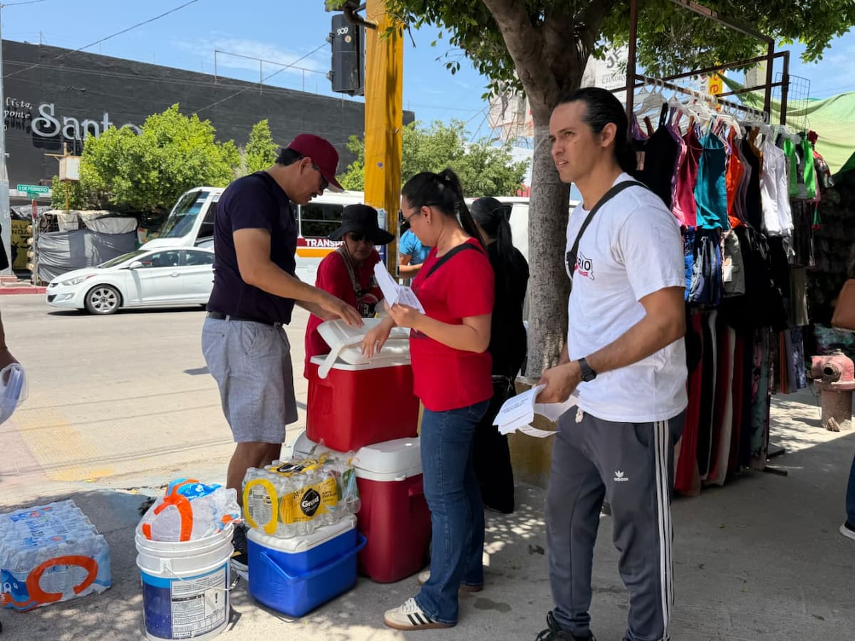 Integrantes del magisterio sonorense entregaron más de mil botellas de agua y volantes en el centro de Ciudad Obregón, como parte de su cuarta semana de movilizaciones. | Foto: Mayra Echeverría