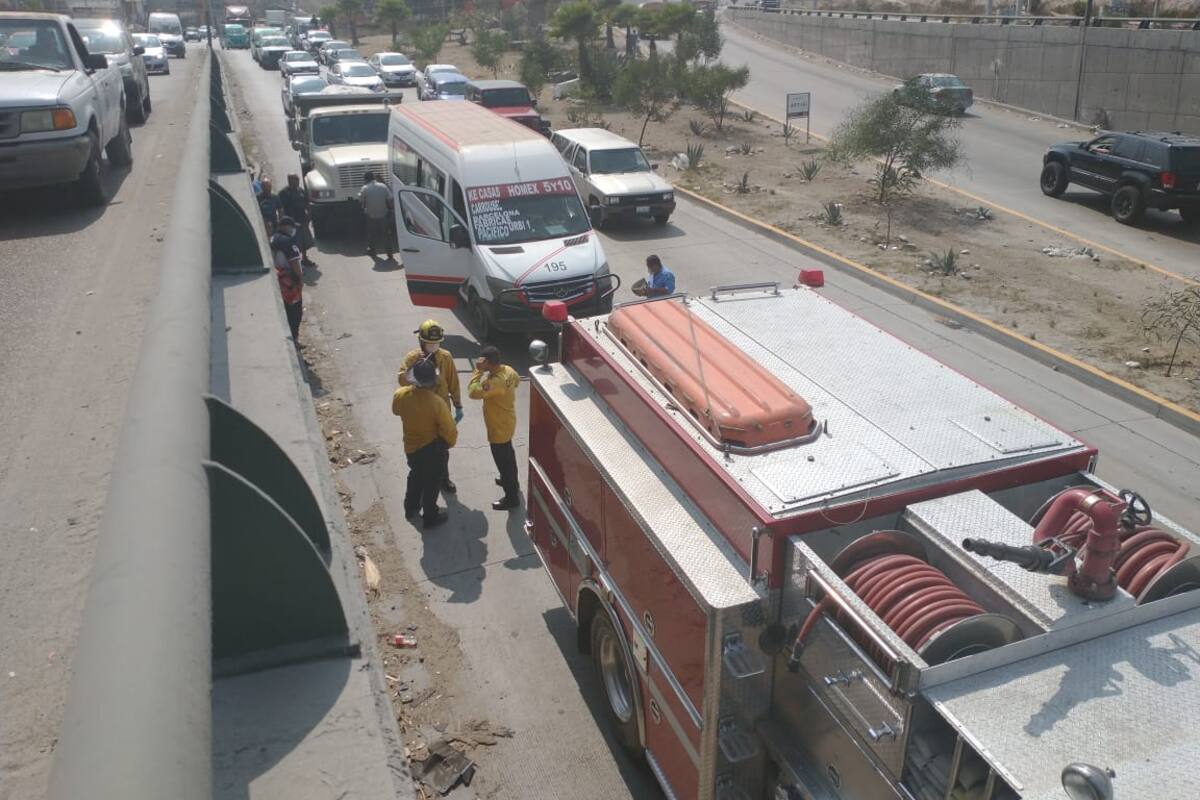 Chocan volteo y taxi sobre el bulevar Rosas Magallón