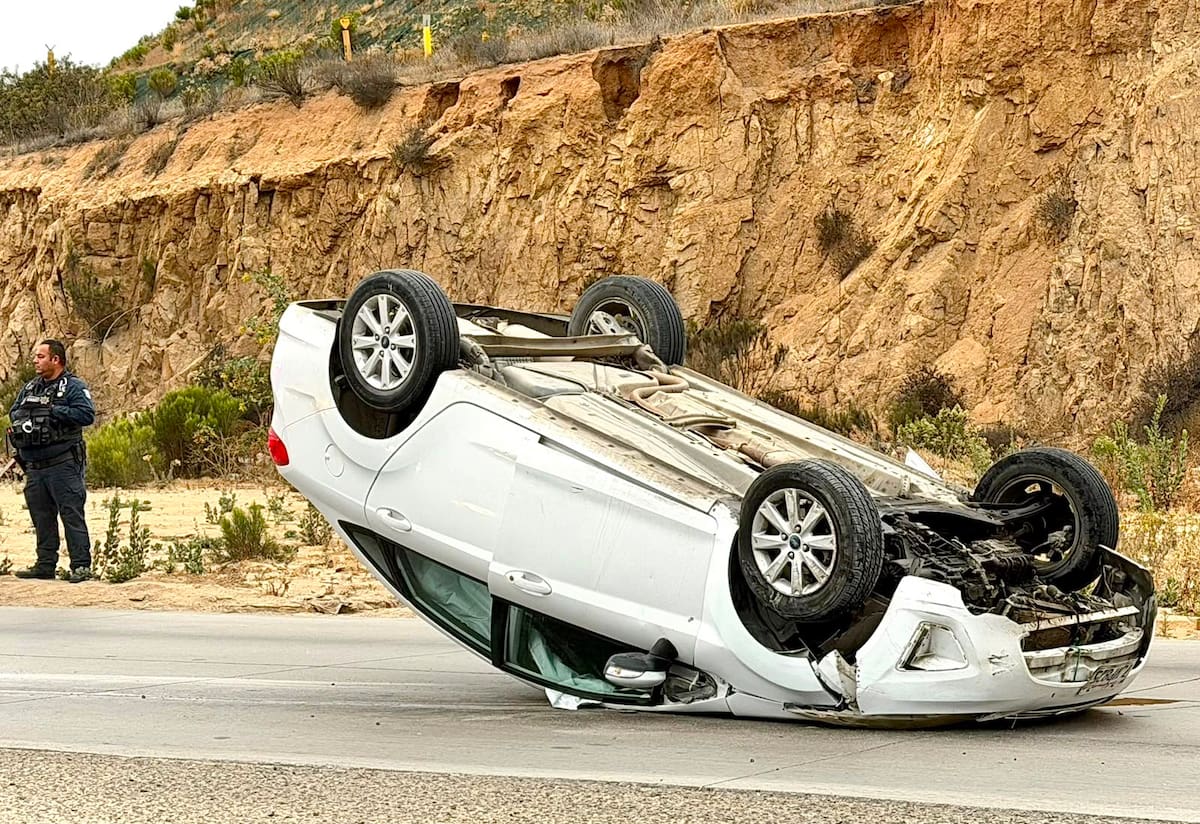 El automovilista huyó del lugar después de impactarse contra un muro de contención. La unidad quedó obstruyendo un carril de circulación. Foto: Border Zoom