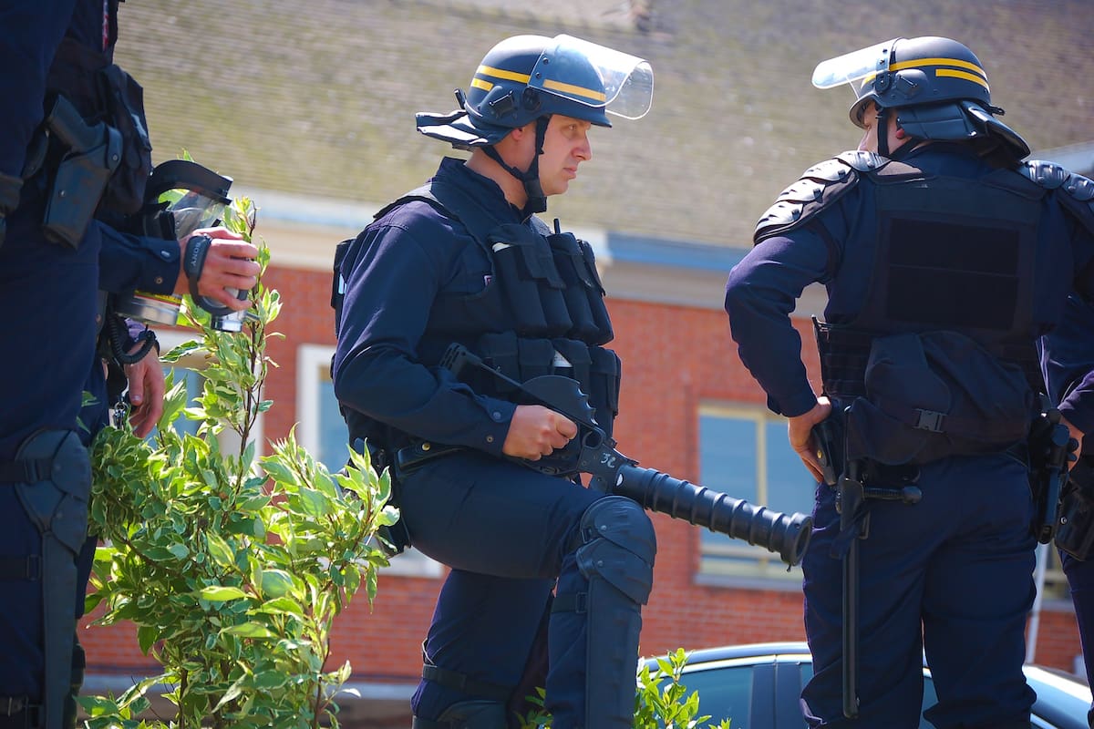 Hombre en Francia quema viva a su esposa al rociarla con gasolina