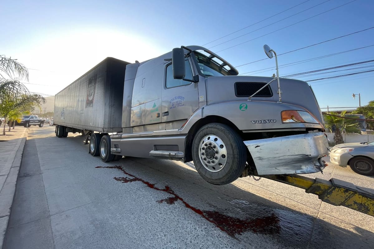 Tráiler golpea varios vehículos y conductor intenta huir en la Mariano Matamoros