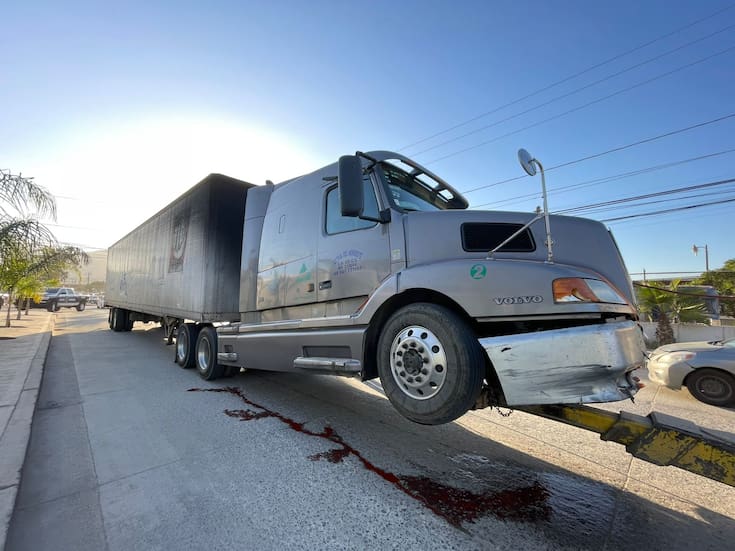 Tráiler golpea varios vehículos y conductor intenta huir en la Mariano Matamoros