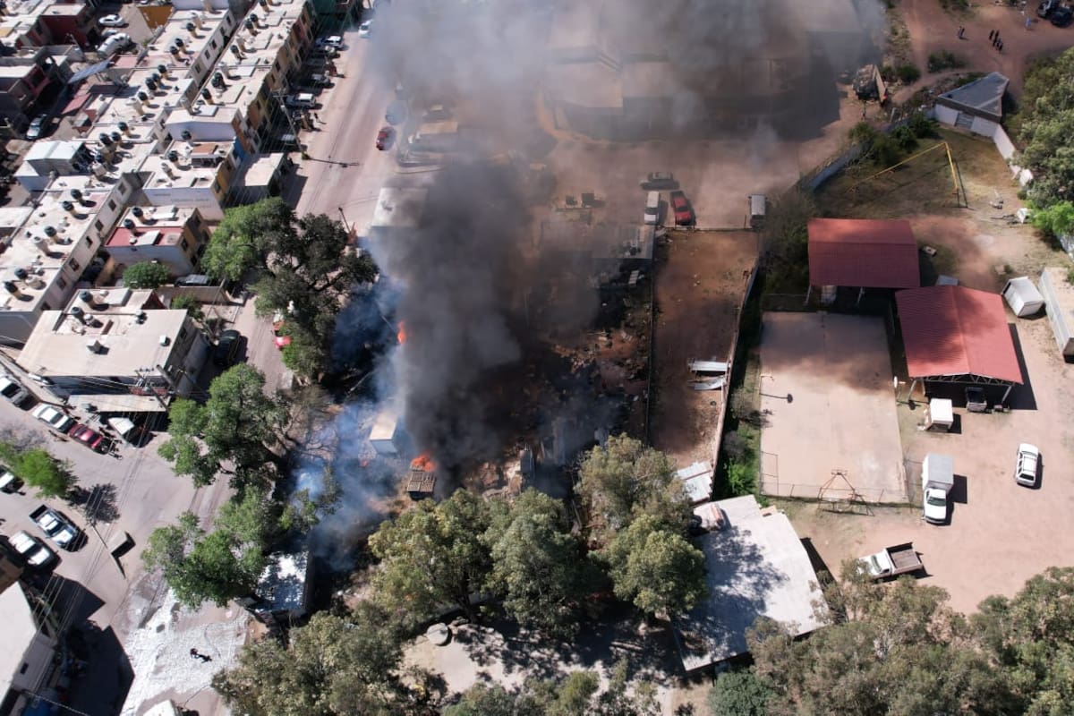 Incendio de vehículos, local de comida y tarimas, provoca intensa movilización