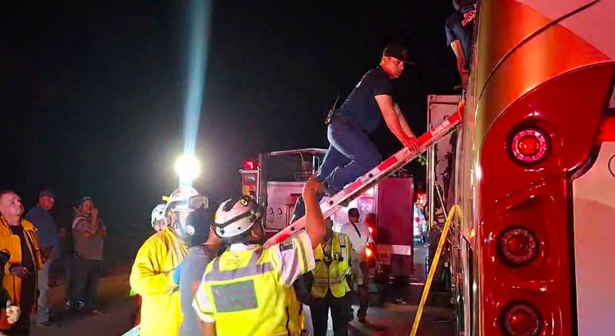 Corporaciones de emergencia se movilizaron durante la noche para auxiliar a las personas afectadas.
