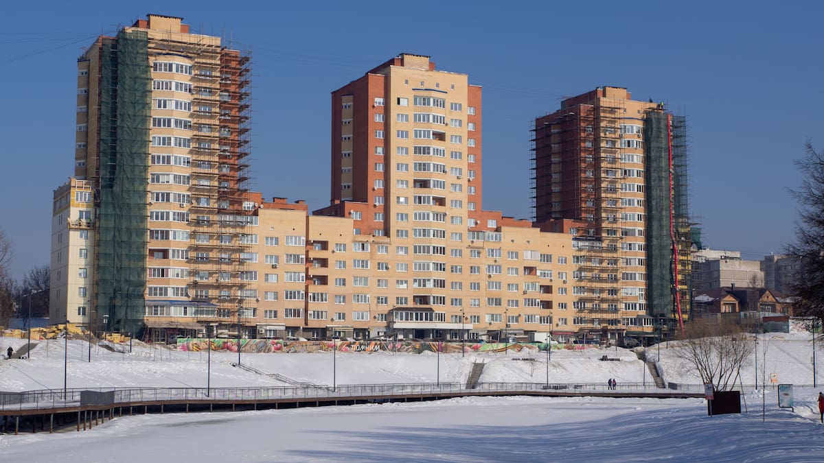 ¿Cómo se ve un país sin crisis de vivienda? Mientras miles de personas protestan en Europa contra las rentas impagables, ciudades como Viena y Singapur demuestran otros modelos que pueden garantizar un techo digno a su población