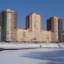 ¿Cómo se ve un país sin crisis de vivienda? Mientras miles de personas protestan en Europa contra las rentas impagables, ciudades como Viena y Singapur demuestran otros modelos que pueden garantizar un techo digno a su población