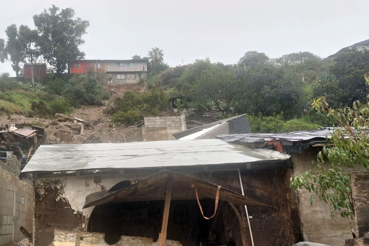Derrumbe en cerro afecta dos viviendas en el Pedregal de Santa Julia