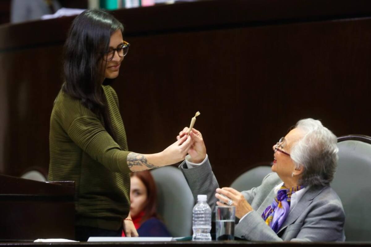 Diputada regala "churro" a Sánchez Cordero para recordarle legalización de drogas