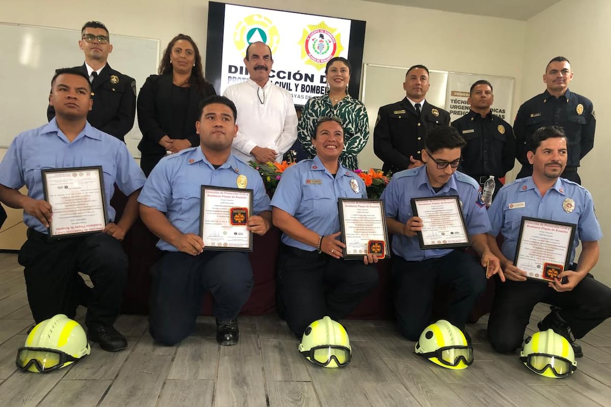 Se gradúan bomberos en primer Academia de Paramédicos en Rosarito
