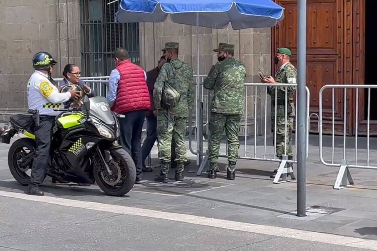 Captan a Rosa Icela Rodríguez llegando en moto a Palacion Nacional
