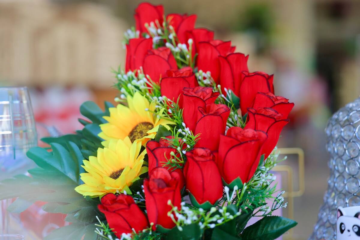 Las florerías muestran en sus escaparates sus mejores arreglos. FOTO: JULIO CLARK