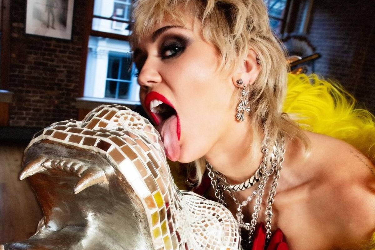 Miley Cyrus asegura que tiene un recordatorio en su teléfono para que no se le olvide recargar la batería de sus juguetes sexuales