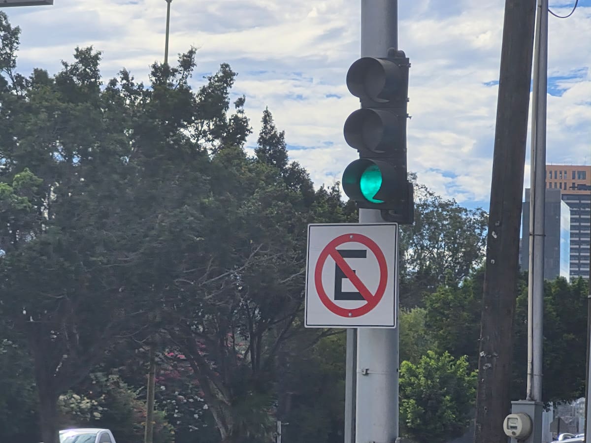 El tránsito vehicular en Tijuana refleja los retos de movilidad que enfrentan las autoridades para mejorar la circulación y coordinar acciones de infraestructura vial. Foto: Michelle Castillo