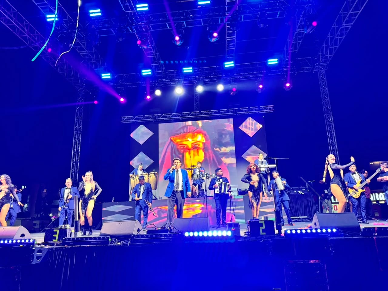 Cientos de personas asistieron al concierto gratuito de Rayito Colombiano, realizado frente al Palacio Municipal como parte de los festejos por el 137 aniversario de la fundación de Tijuana.Fotos: Border Zoom.