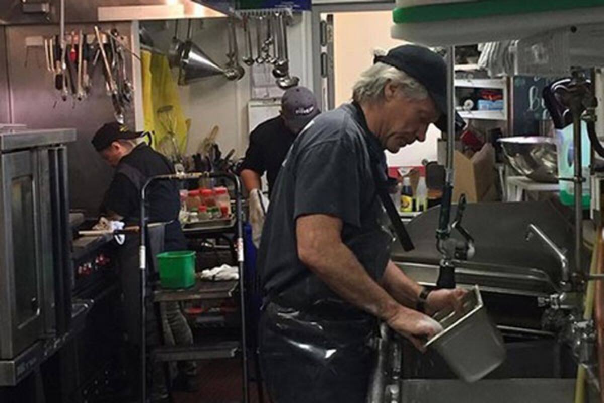 Captan a Bon Jovi lavando trastes tras pandemia de coronavirus