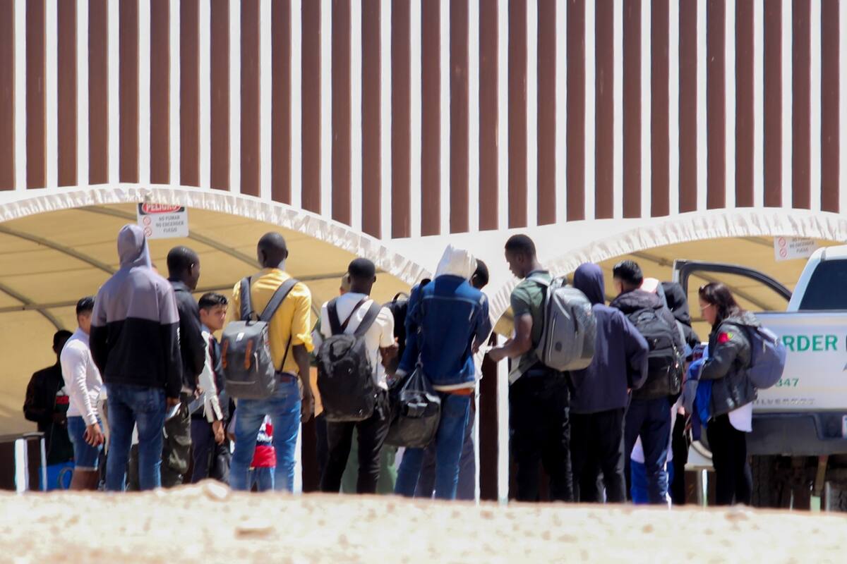 Advierten a migrantes de riesgos por no usar la app CBP One