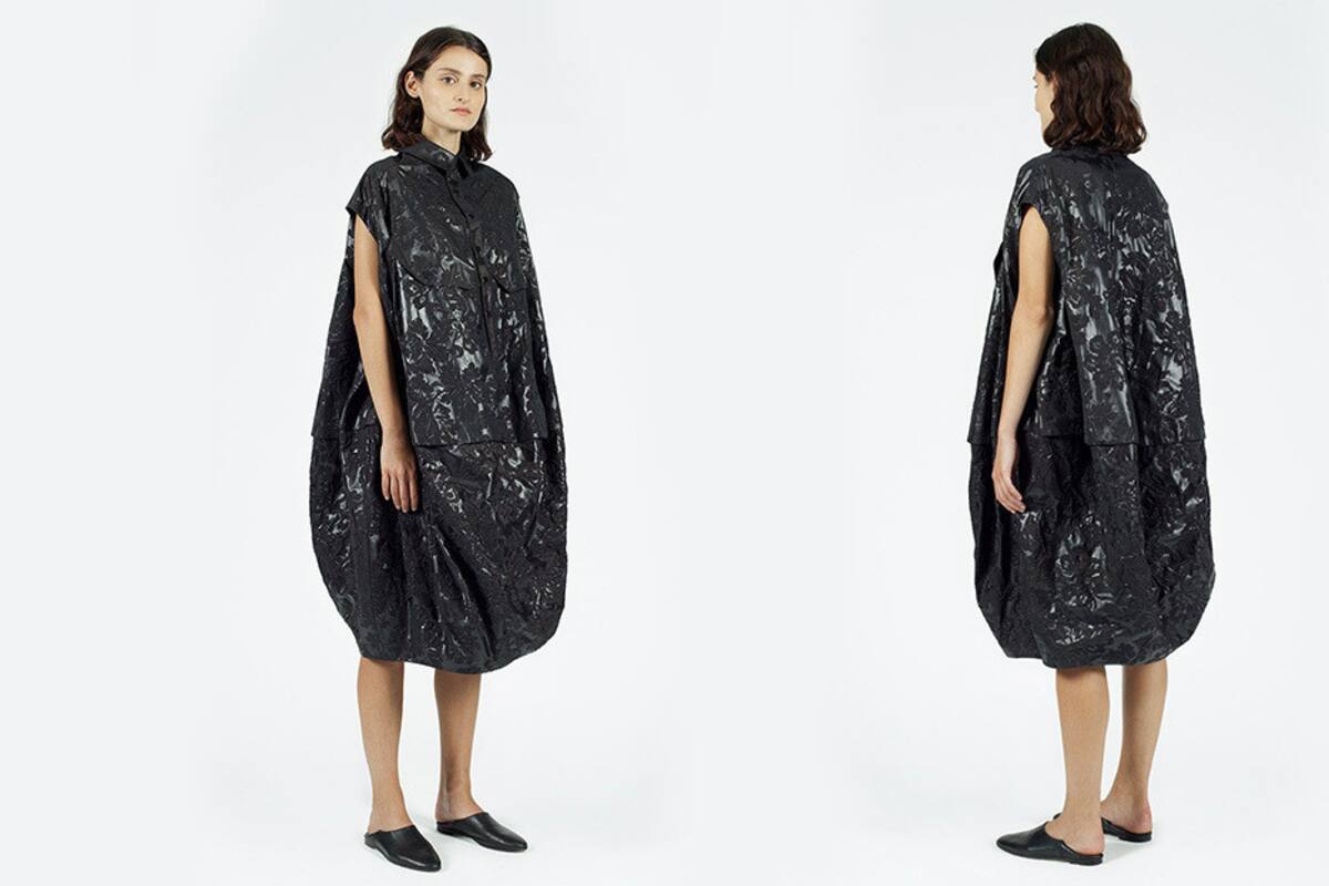 Comparan con una bolsa de basura un vestido que vale 660 dólares