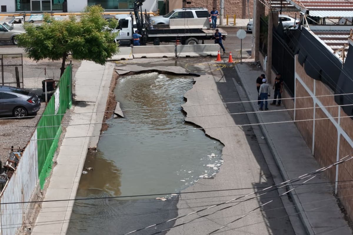 Colapso de drenaje en la colonia Sahuaro deja socavón y fuga de aguas negras; reparación tardará 60 días