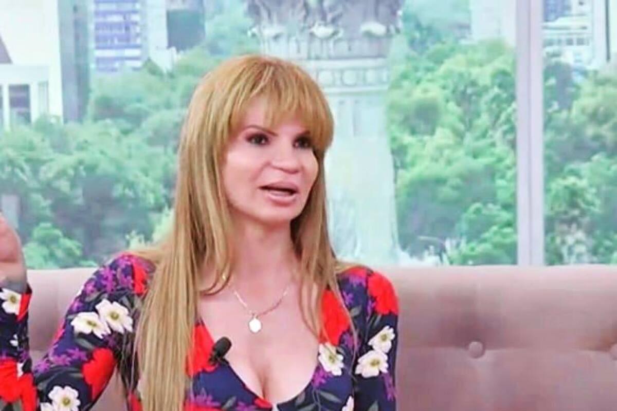 Impacta Mhoni Vidente con ajustado vestido y tremenda retaguardia