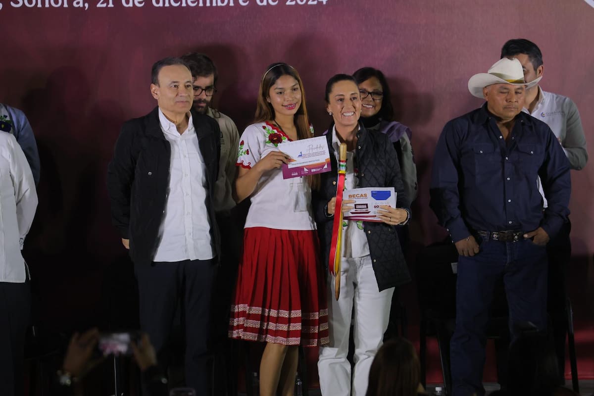 Claudia Sheinbaum entregando becas a a estudiantes del pueblo Yaqui en Sonora