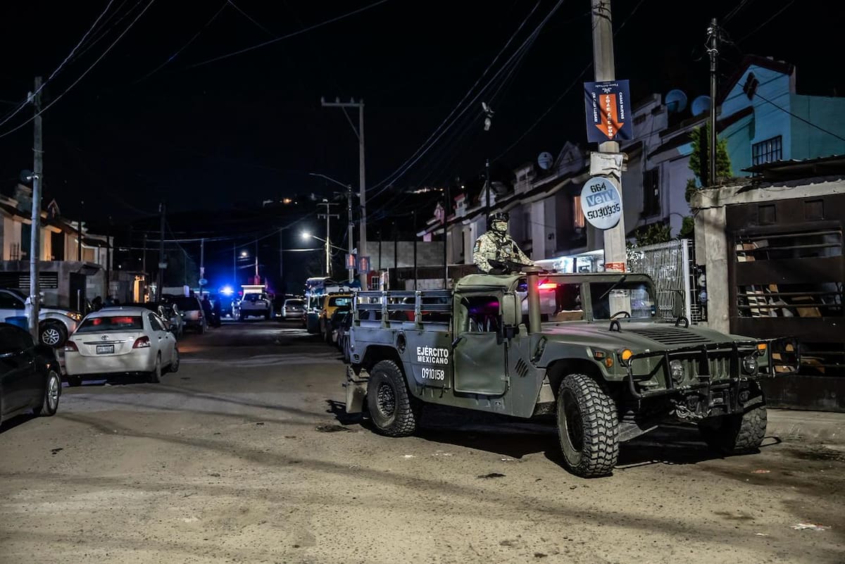 La víctima, de 32 años, fue localizada sin vida en la vía pública; autoridades iniciaron las investigaciones. Foto: Border Zoom