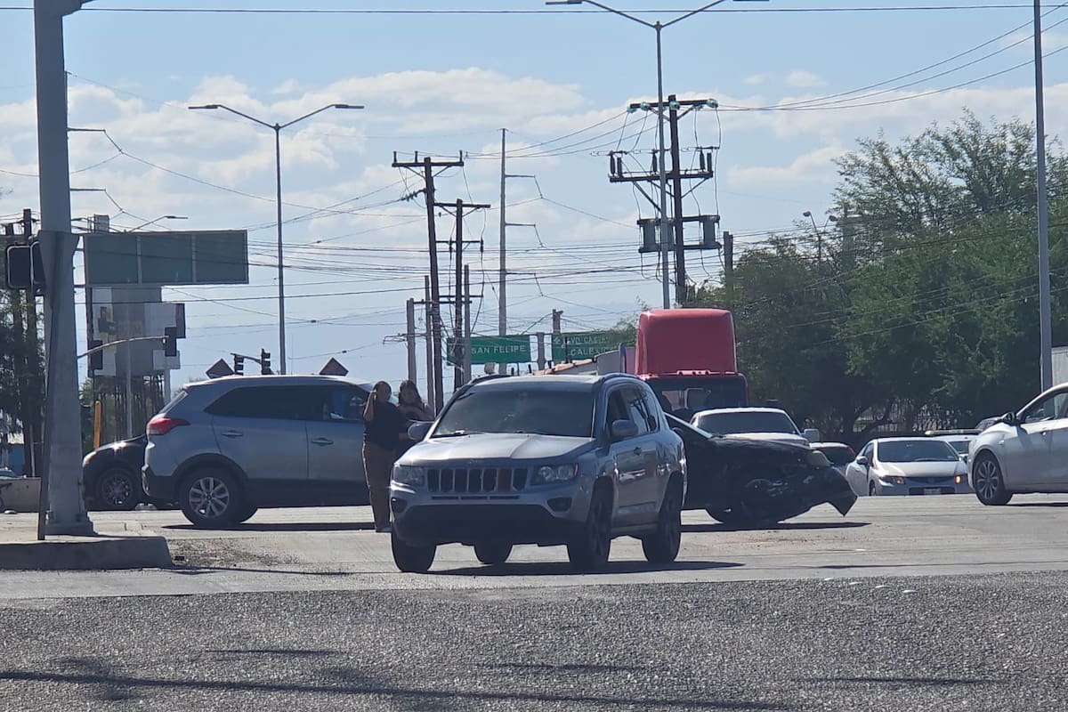 Choque de tres carros provoca caos vial en carretera a San Luis