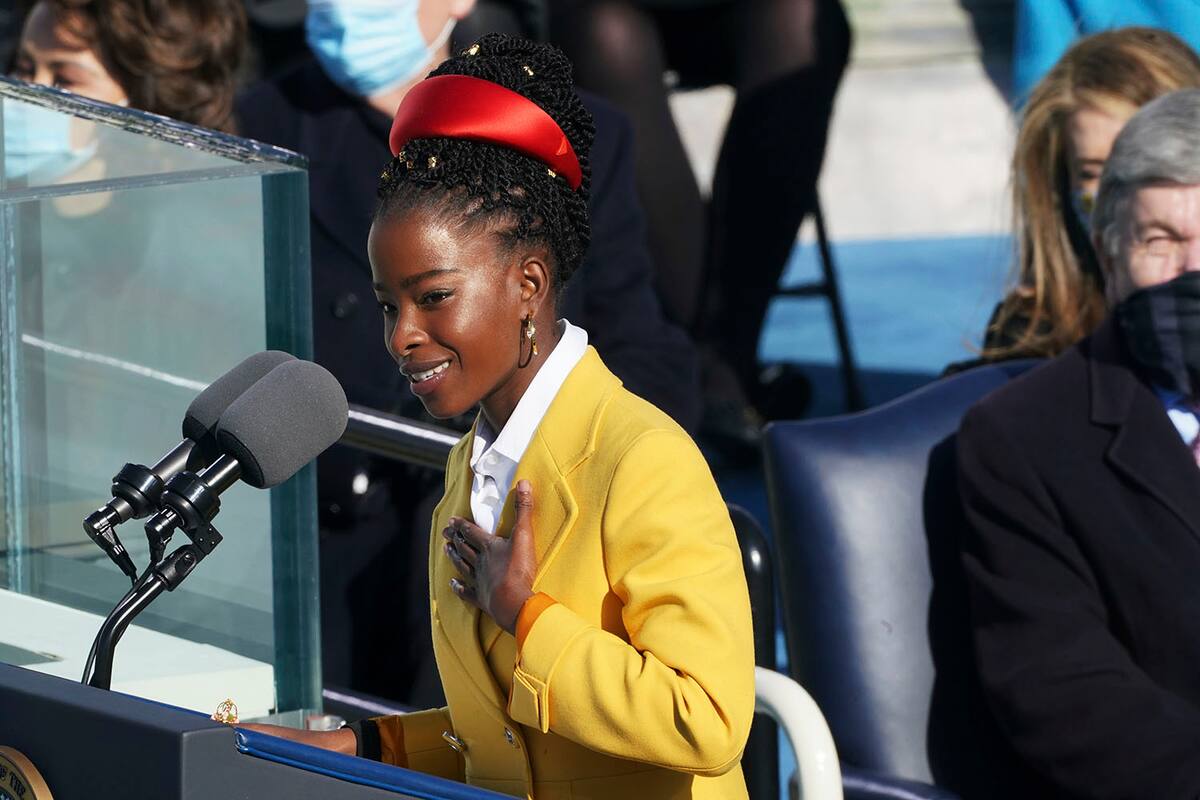 Amanda Gorman recita un poema durante la ceremonia de investidura del presidente Joe Biden frente al Capitolio estadounidense, en Washington, el miércoles 20 de enero del 2021. (Erin Schaff/The New York Times via AP, Pool)