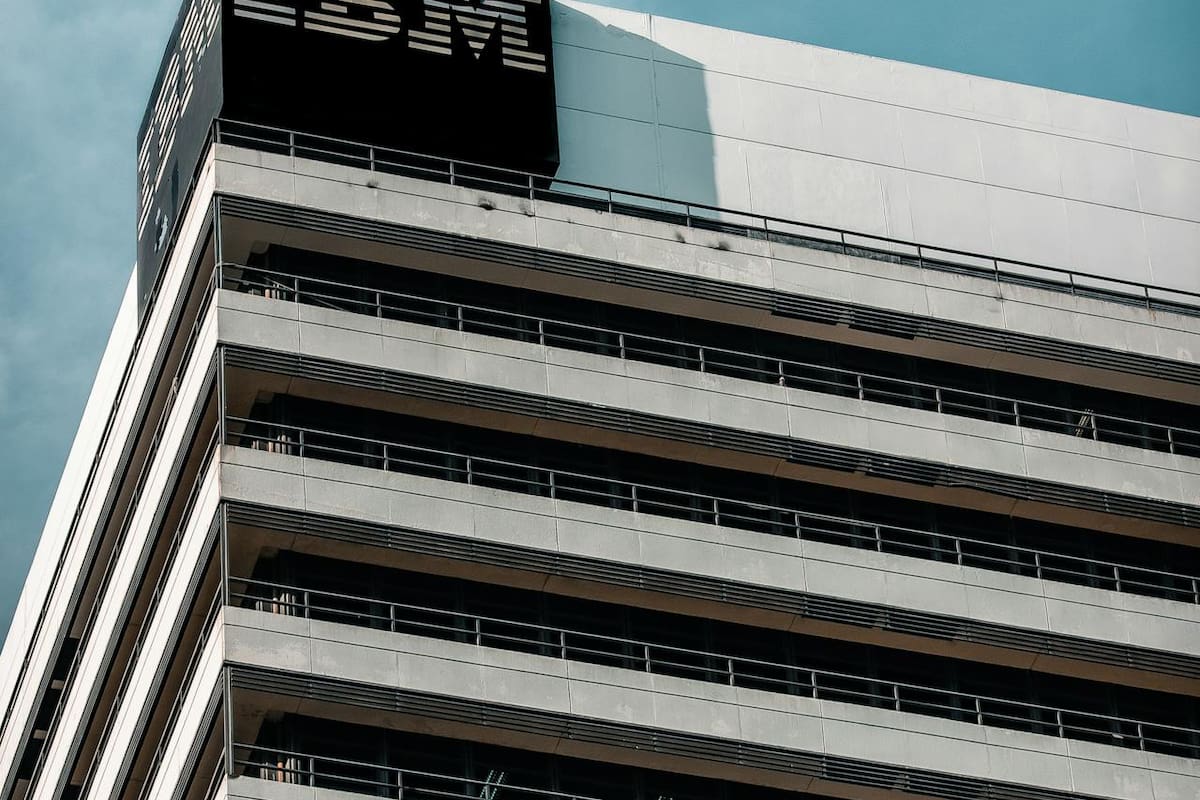 CEO de IBM afirma que IA remplazó a cientos de trabajadores, pero se crearon nuevos empleos