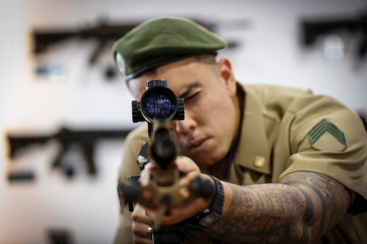RÍO DE JANEIRO (BRASIL), 01/04/2025.- Una persona interactúa con un artefacto durante el primer día de la feria LAAD 2025, la más importante del país en la industria militar de América Latina este martes, en Río de Janeiro (Brasil). EFE/ André Coelho